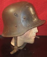 Stahlhelm M 17 mit Schild aufgenietet 2 Stahlhelm M 17 mit Schild aufgenietet 2